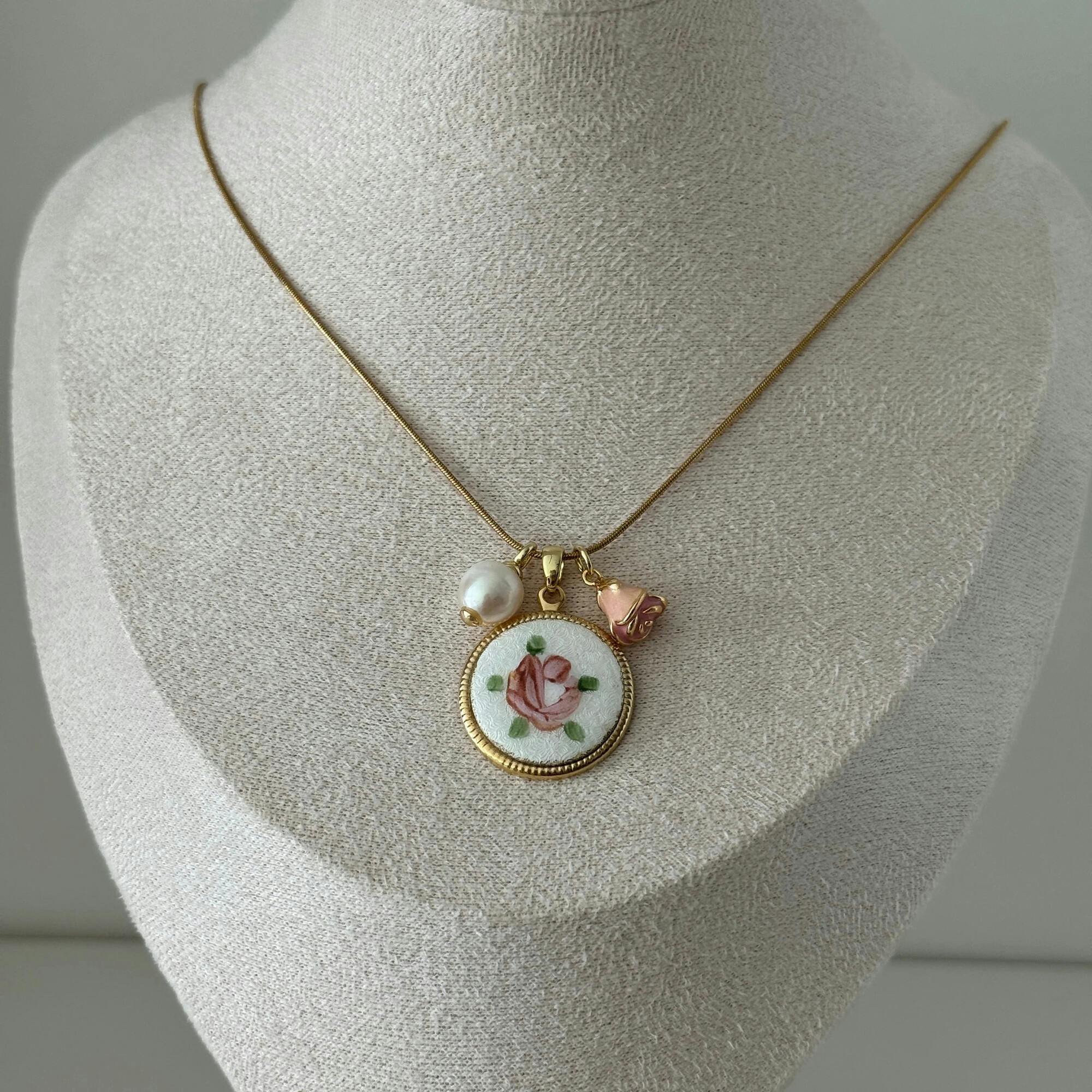 Elisa Pendant Necklace