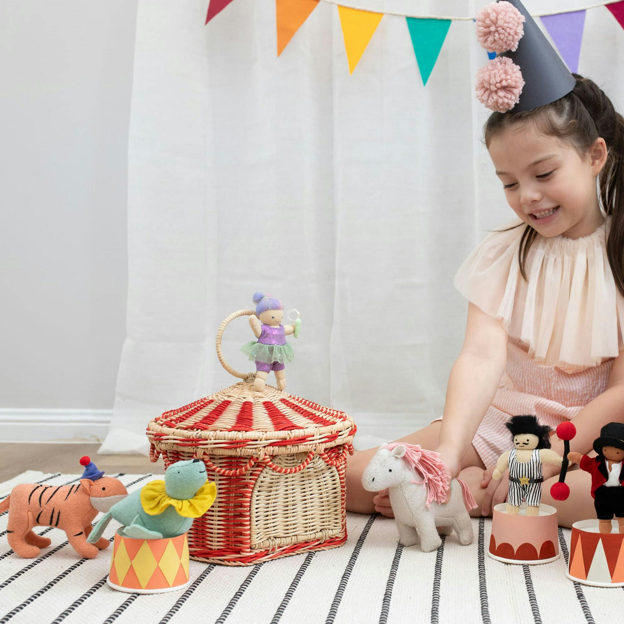 Circus Tent - Basket / Red & Straw