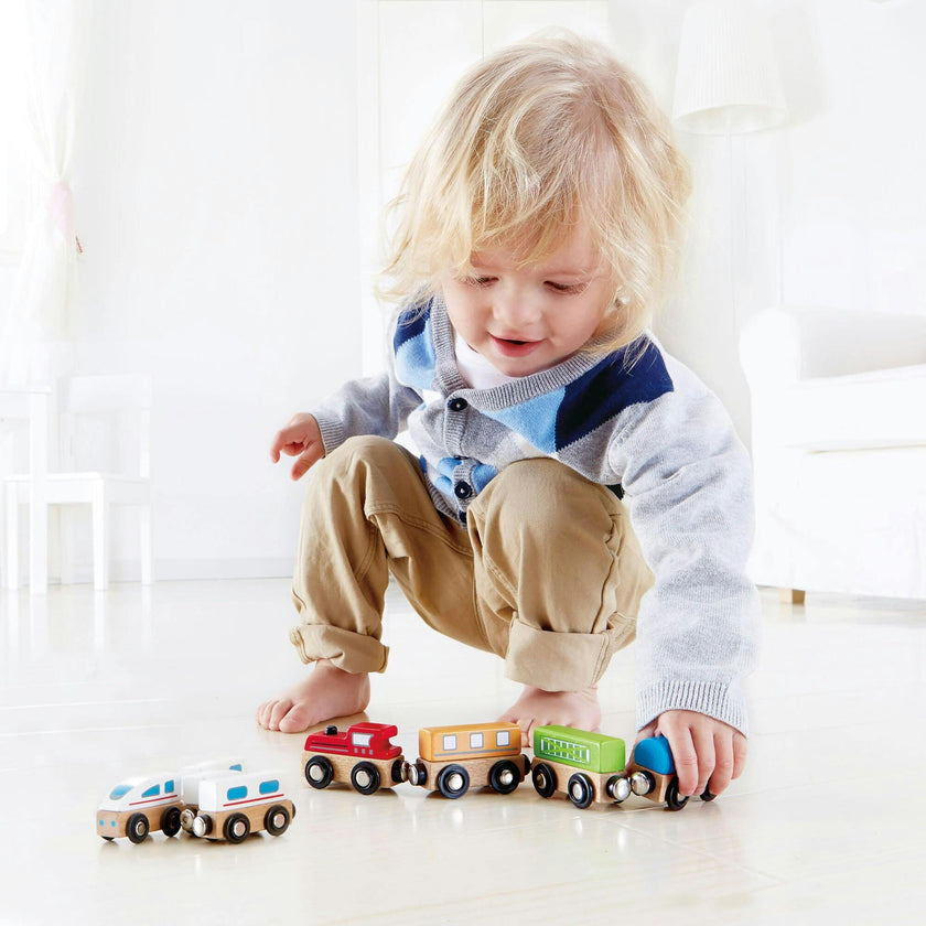 Hape: Qubes: Magnetic Classic Train&nbsp;Connecting Train Set