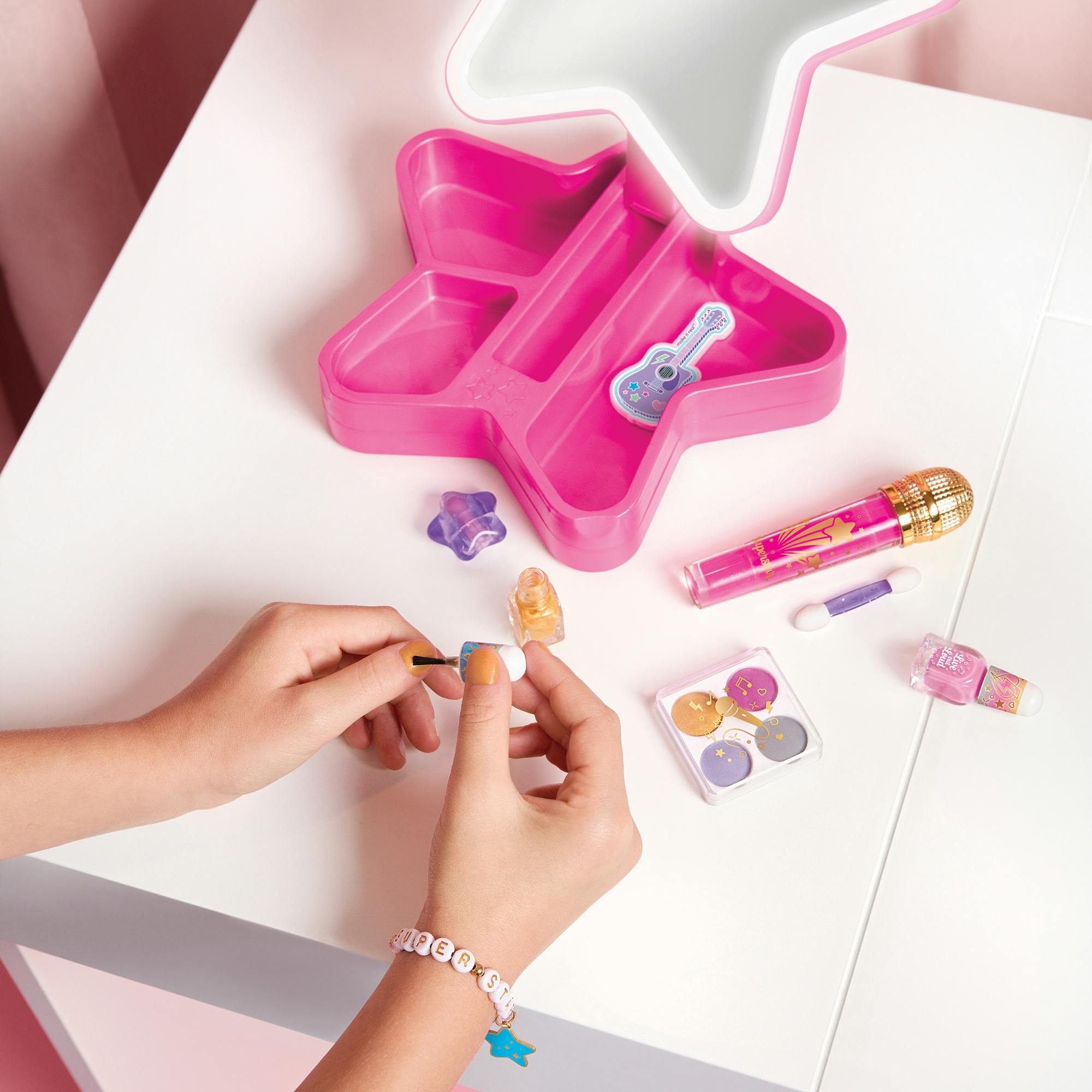 Cosmetic Studio: Backstage Glam