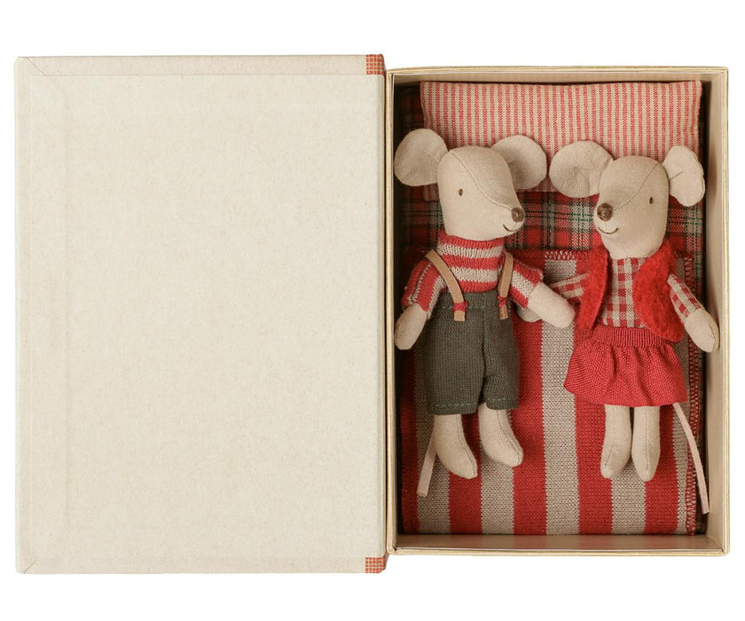 Christmas twin mice, Little sister and brother in book