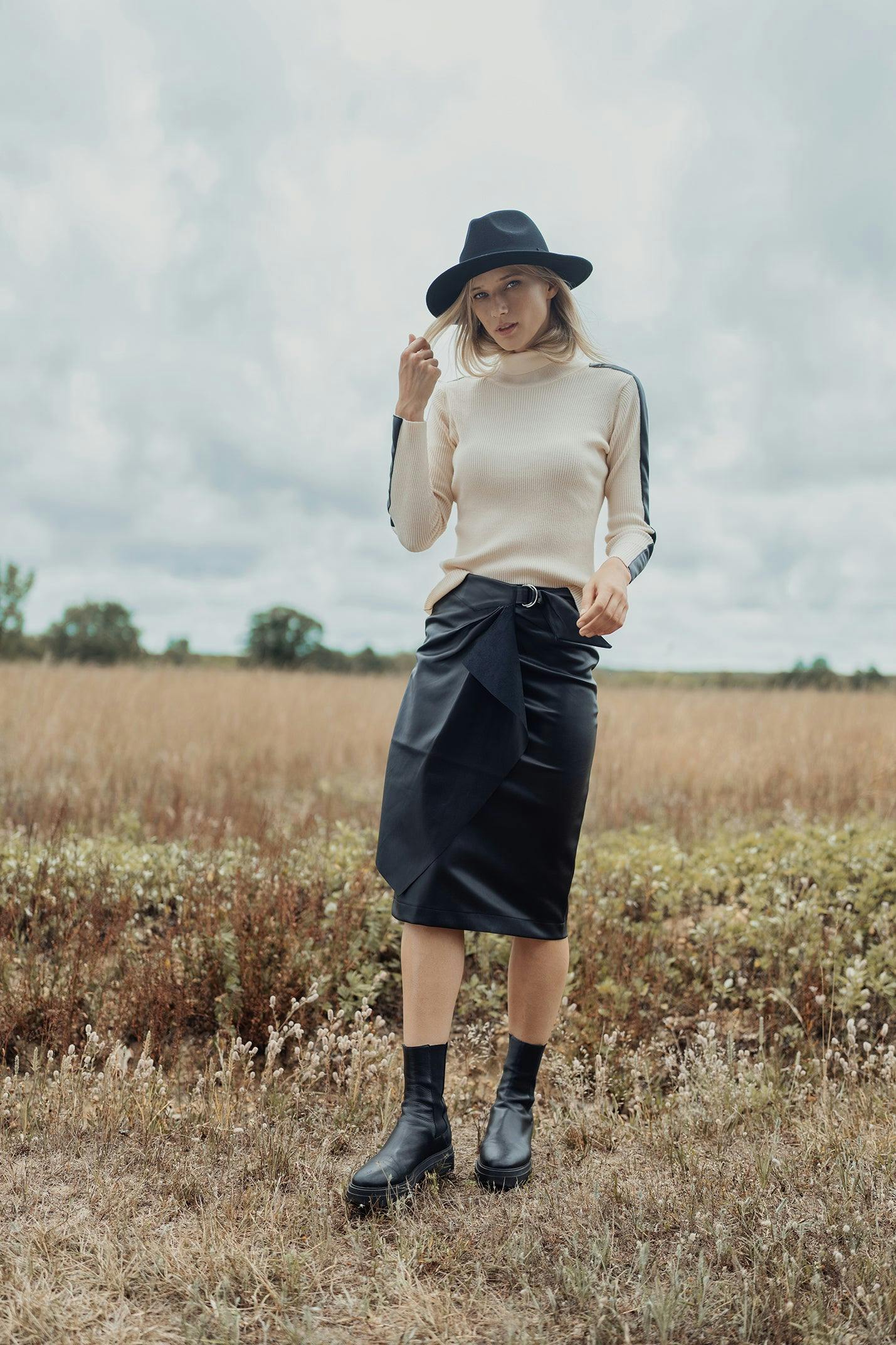 STRAIGHT LEATHER SKIRT WITH BUCKLE