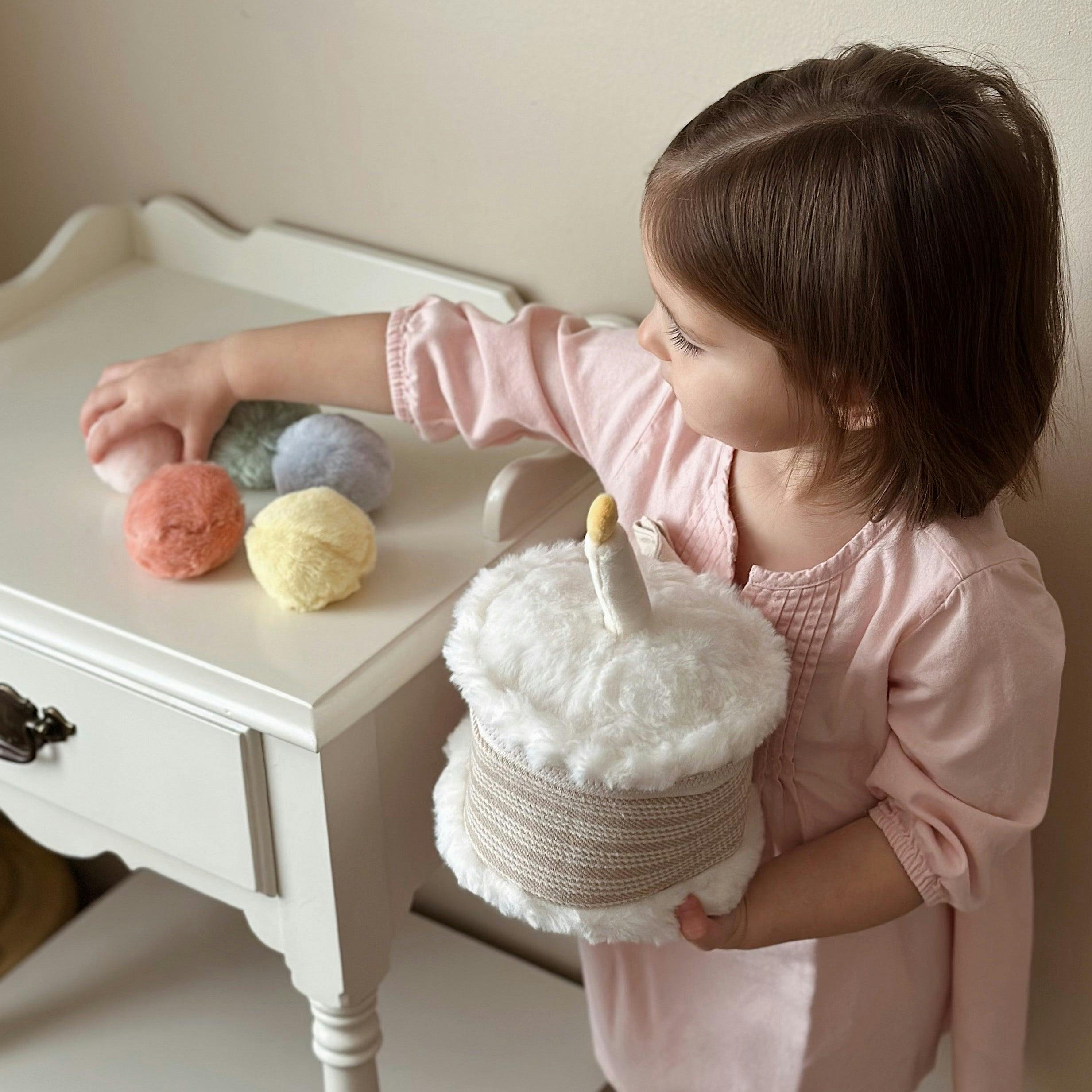 CAKE & TOSS CELEBRATION BIN