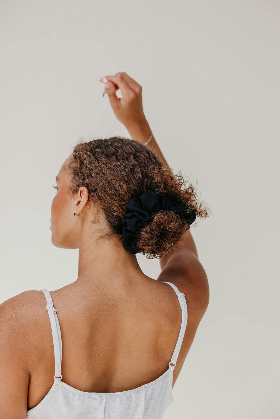 OVERSIZED SCRUNCHIE