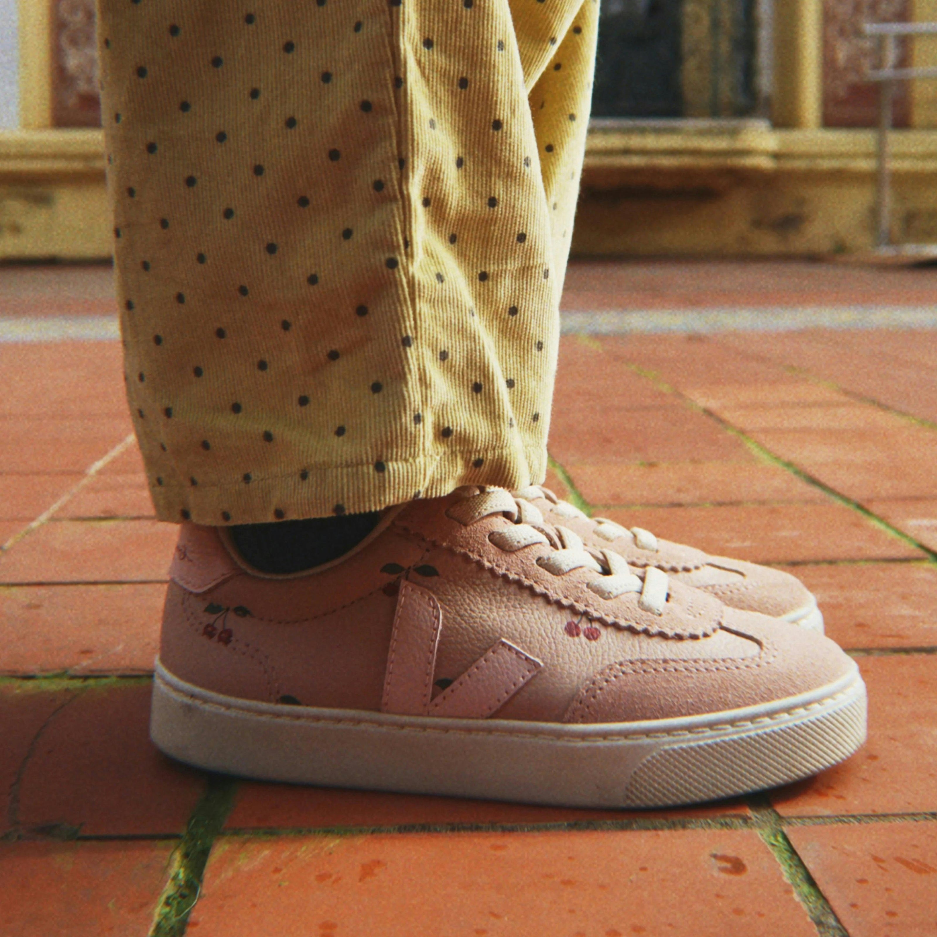 VEJA X Konges Sløjd Small Volley - Cherry Petale
