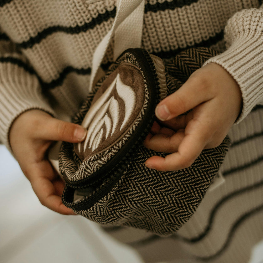 CAFE HOPPER sling bag