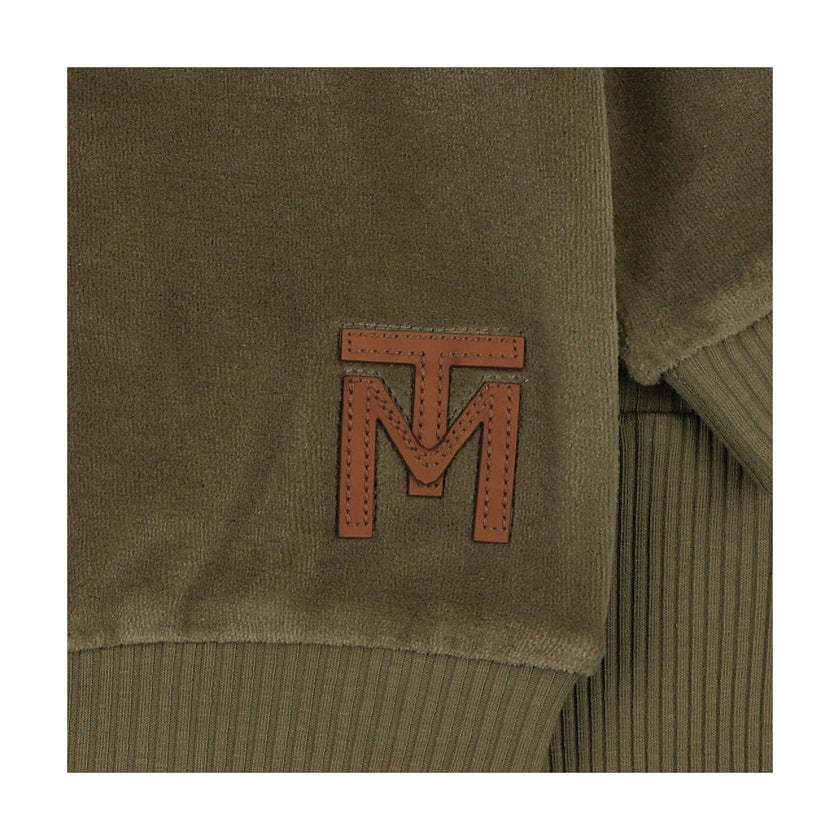 V-Neck Emblem Ensemble