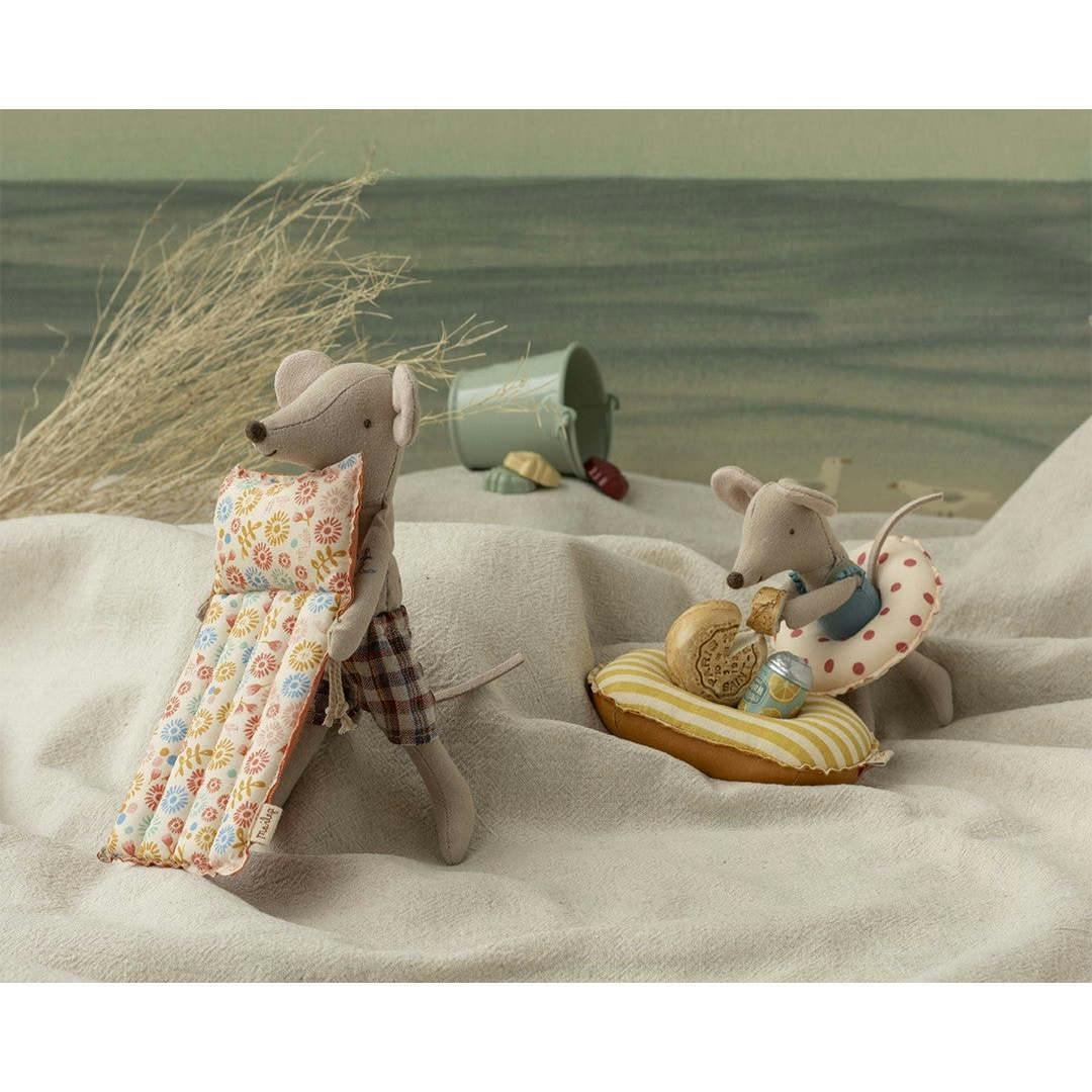 Beach mouse with air mattress, Dad - Flower