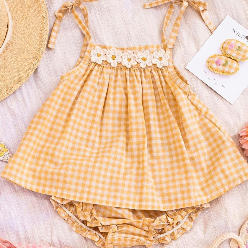 Crochet Daisy Set in Yellow Gingham