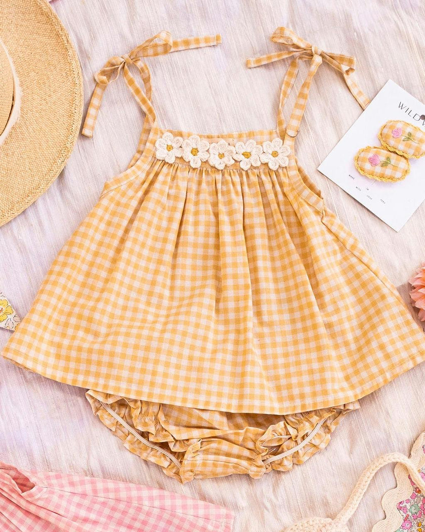 Crochet Daisy Set in Yellow Gingham