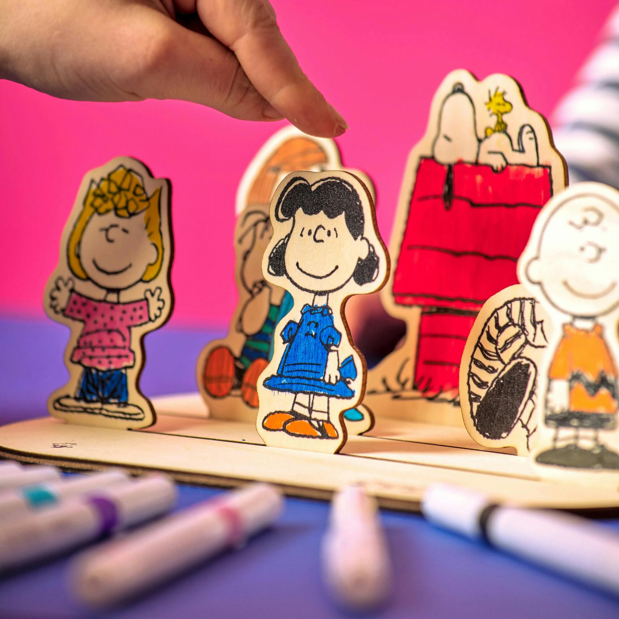 OOLYxPeanuts Color-In Wooden Scene Kit