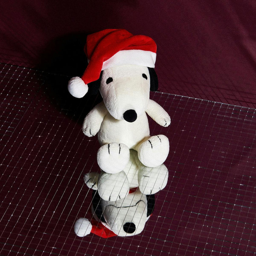 Plush PEANUTS SNOOPY Sitting WITH CHRISTMAS HAT 7"
