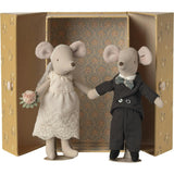 Wedding mice couple in box, Mum and dad