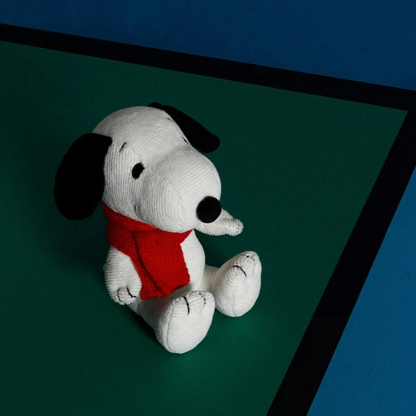 PEANUTS SNOOPY Sitting WITH SCARF 7"