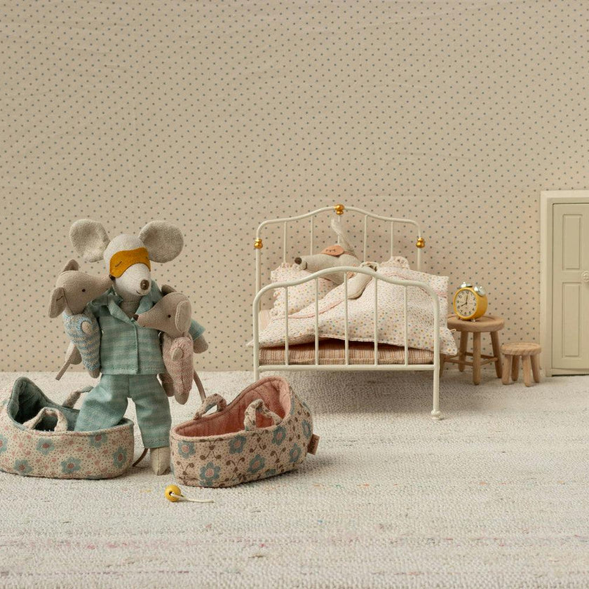 Baby mouse in carry cot - Rose
