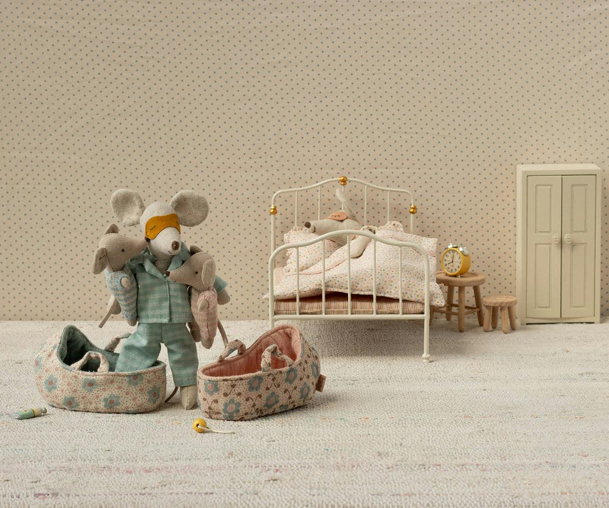 Baby mouse in carry cot - Rose