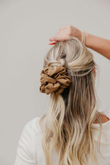 OVERSIZED SCRUNCHIE