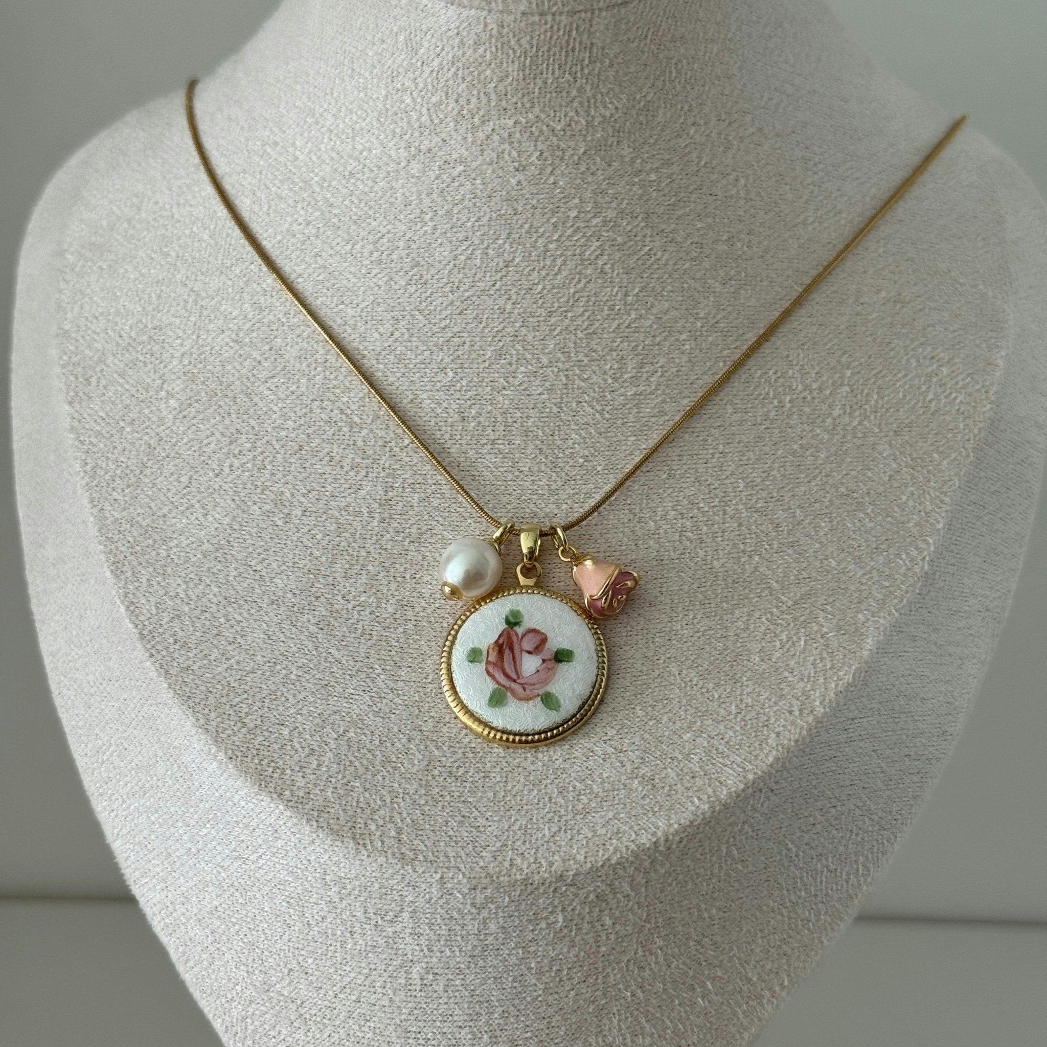Elisa Pendant Necklace