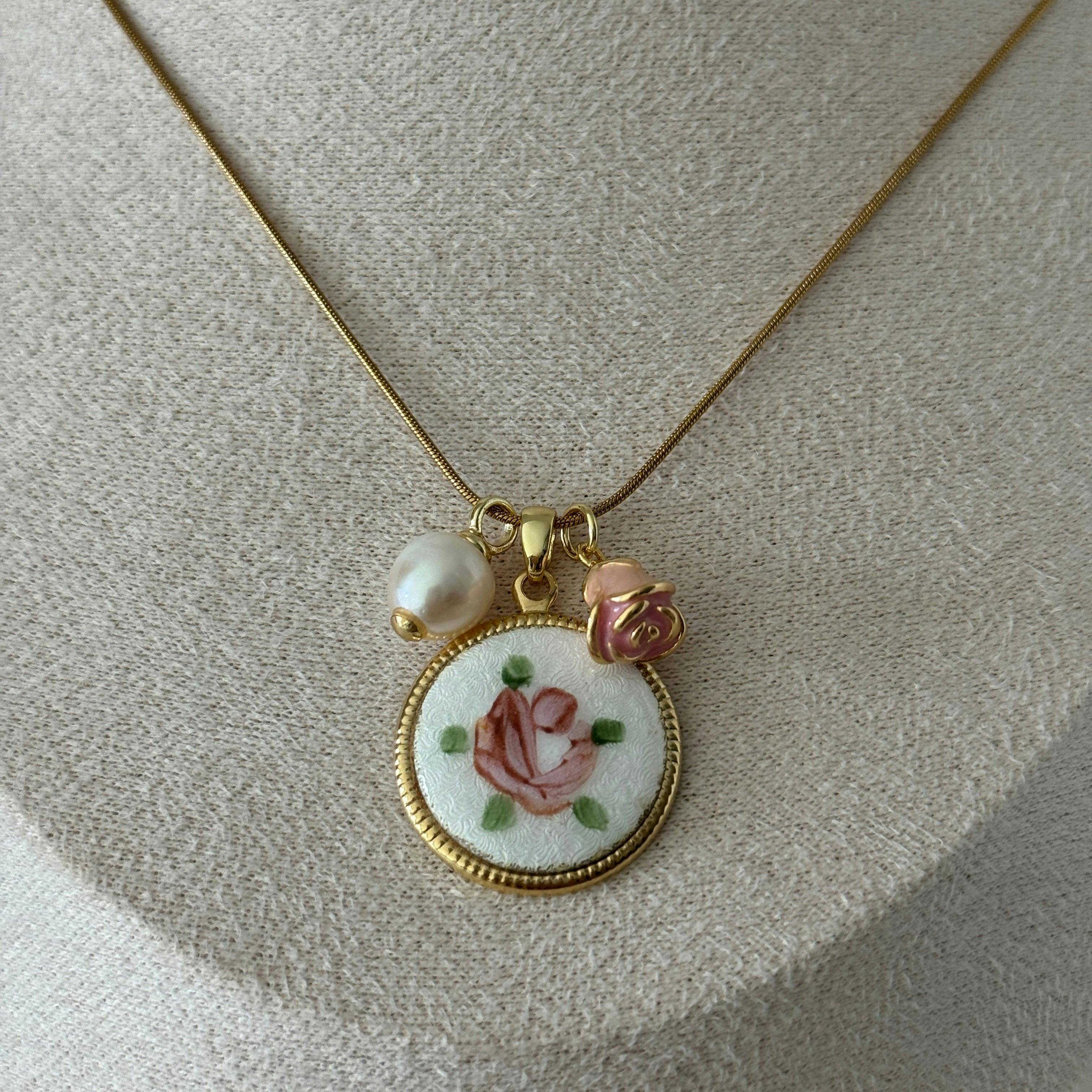 Elisa Pendant Necklace