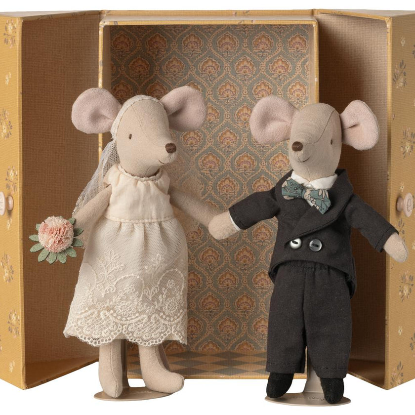 Wedding mice couple in box, Mum and dad