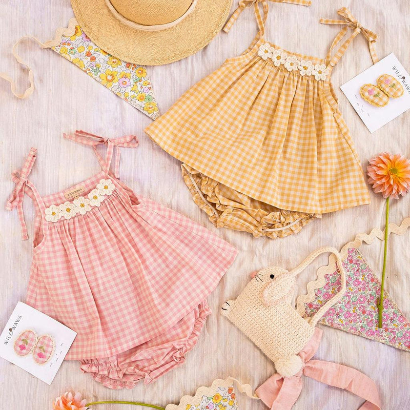 Crochet Daisy Set in Yellow Gingham