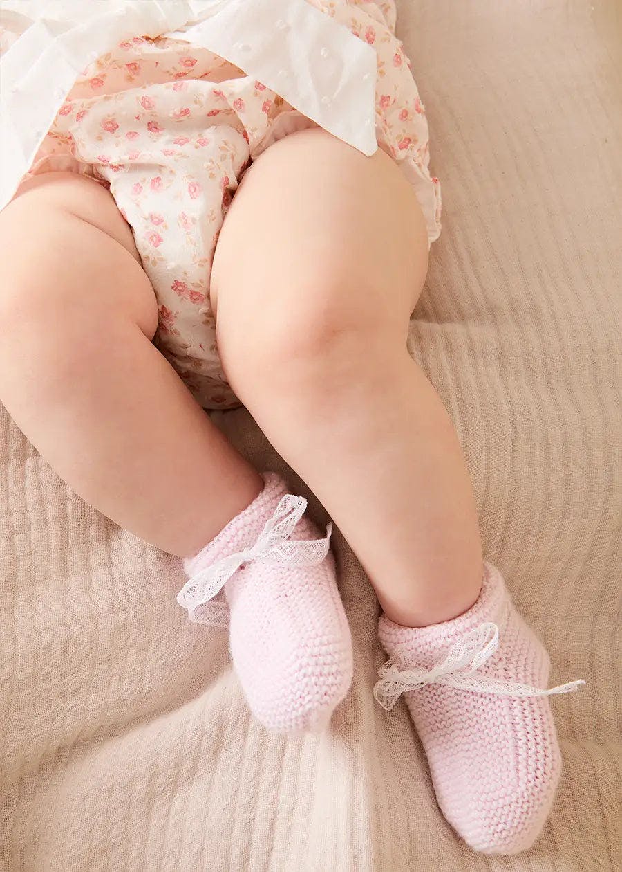 Lace Detail Knitted Booties in Baby Pink (0-6mths)