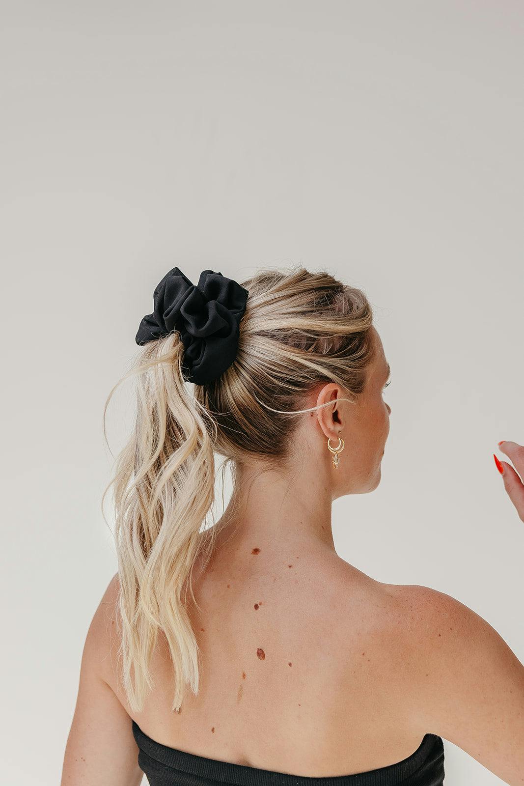 OVERSIZED SCRUNCHIE