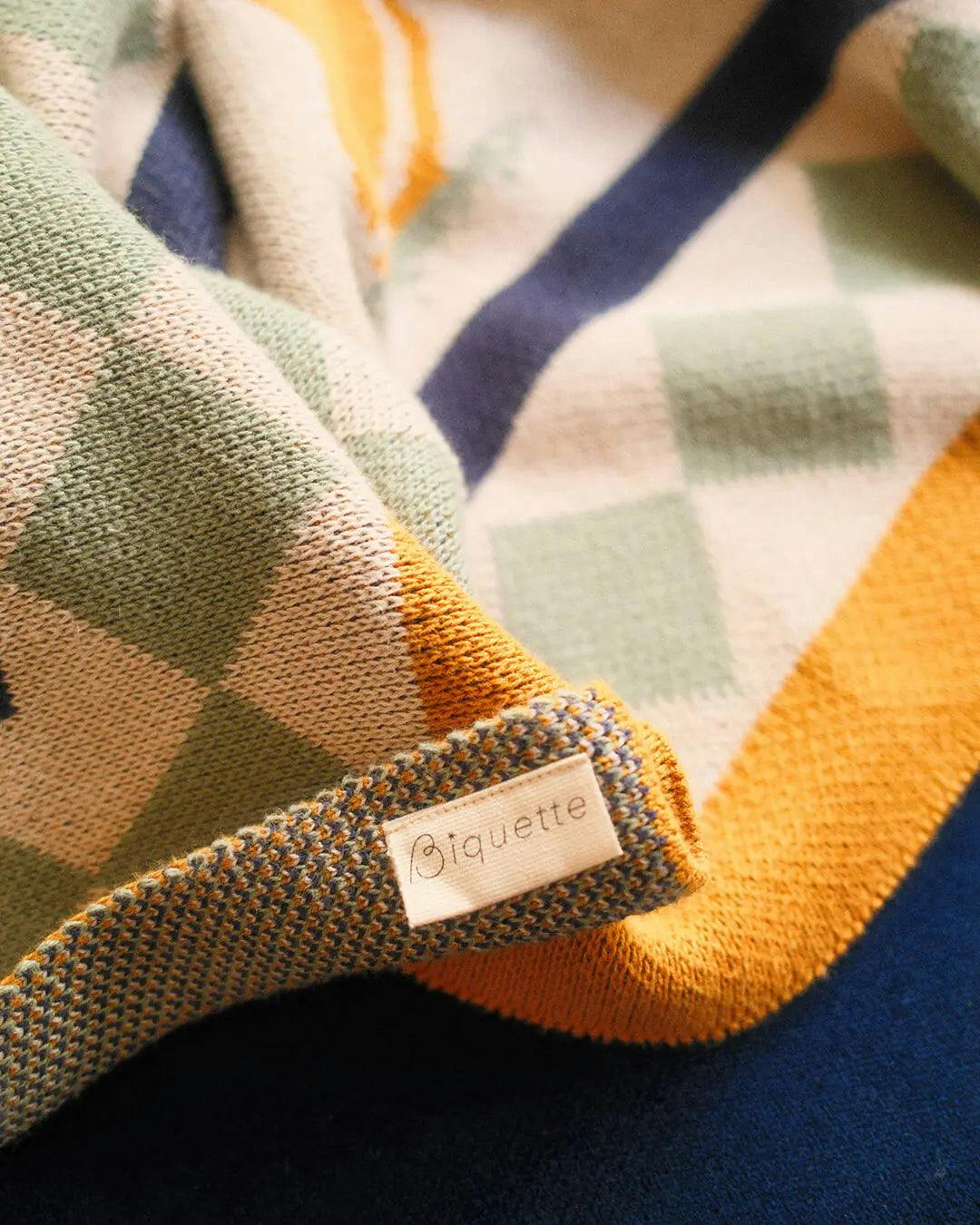 Un Beau Poisson Knit Throw Blanket