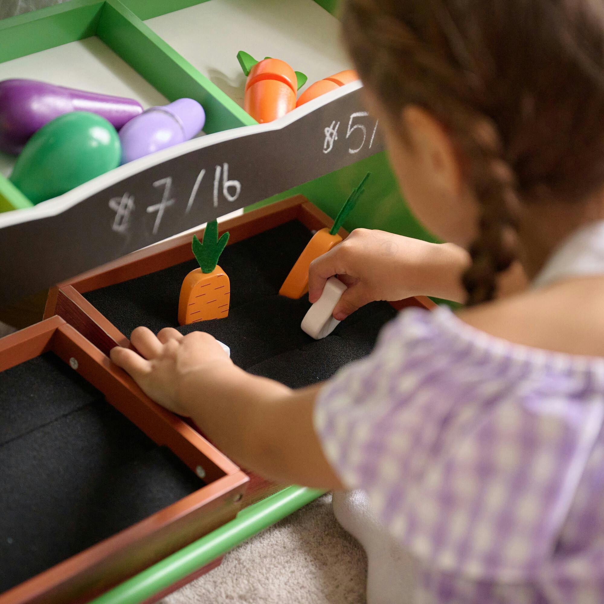 Teamson Kids Vermont Farmers Market Stand with Interactive Accessories & Vegetables