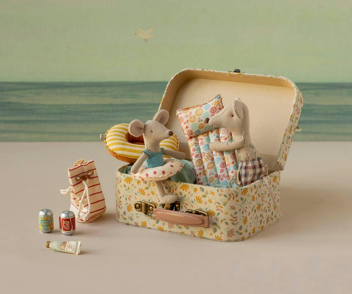 Beach mouse with air mattress, Dad - Flower
