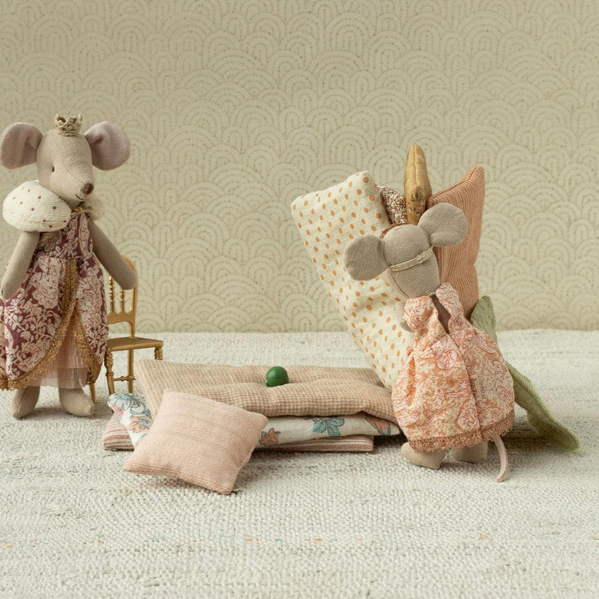 Princess and the pea, Big sister mouse