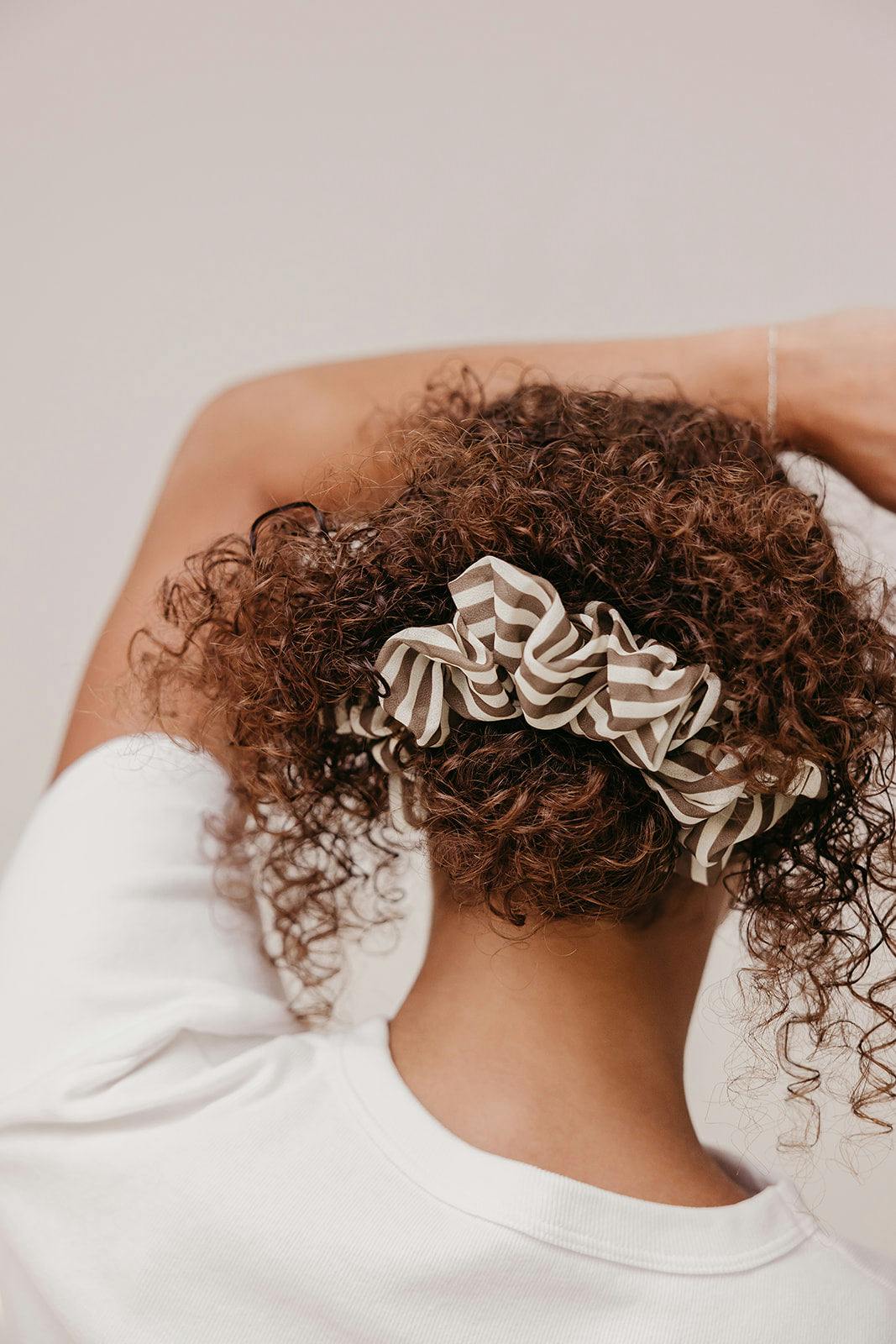 OVERSIZED SCRUNCHIE