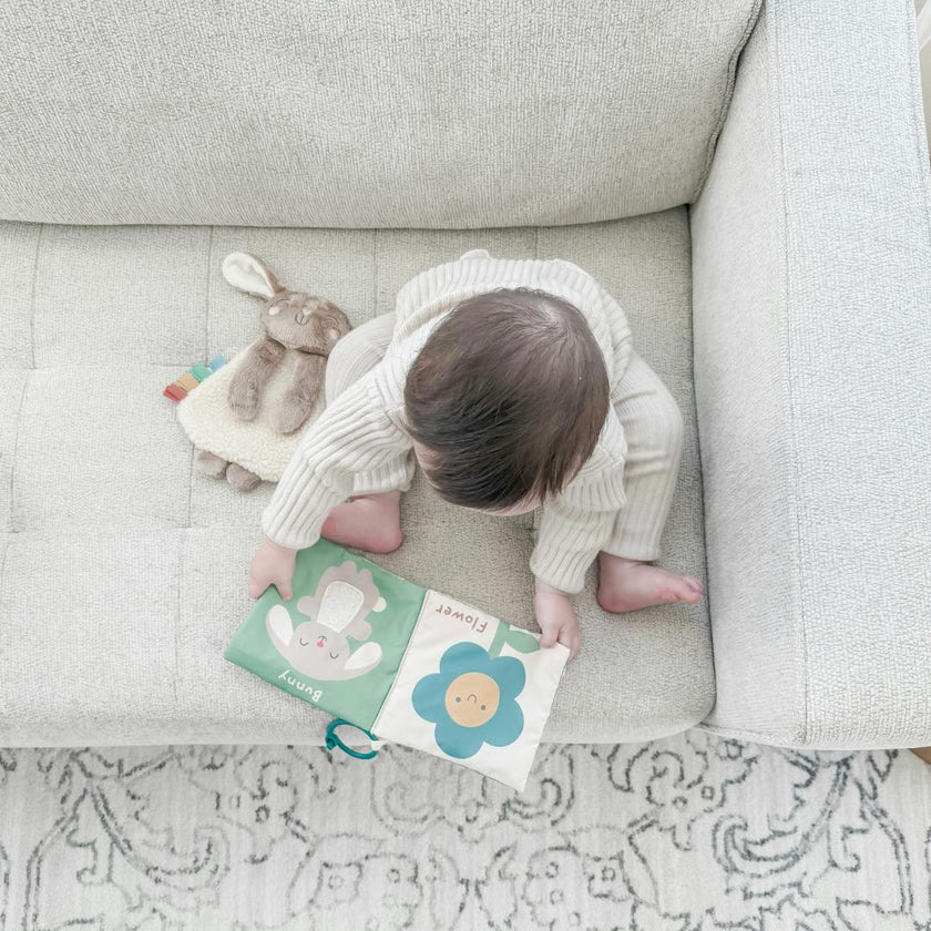 Itzy Learn & Snuggle Gift Set™