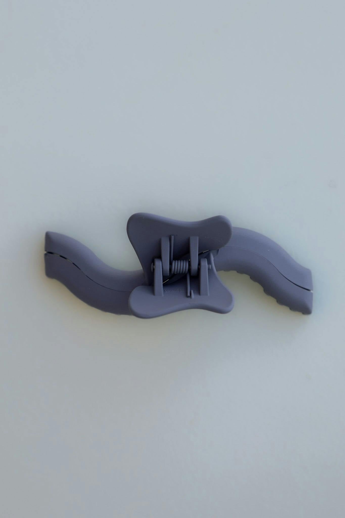 KAXI WAVY MIDI HOLD EVERYTHING CLAW
