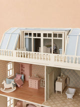 House of New York · The Six-Storey Giant
