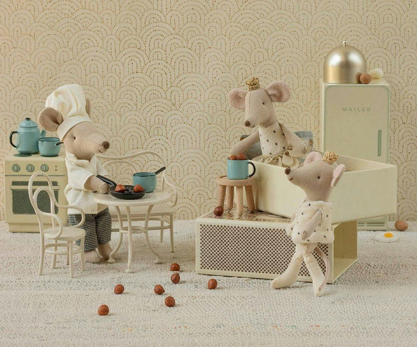 Royal twin mice, Little sister and brother in matchbox