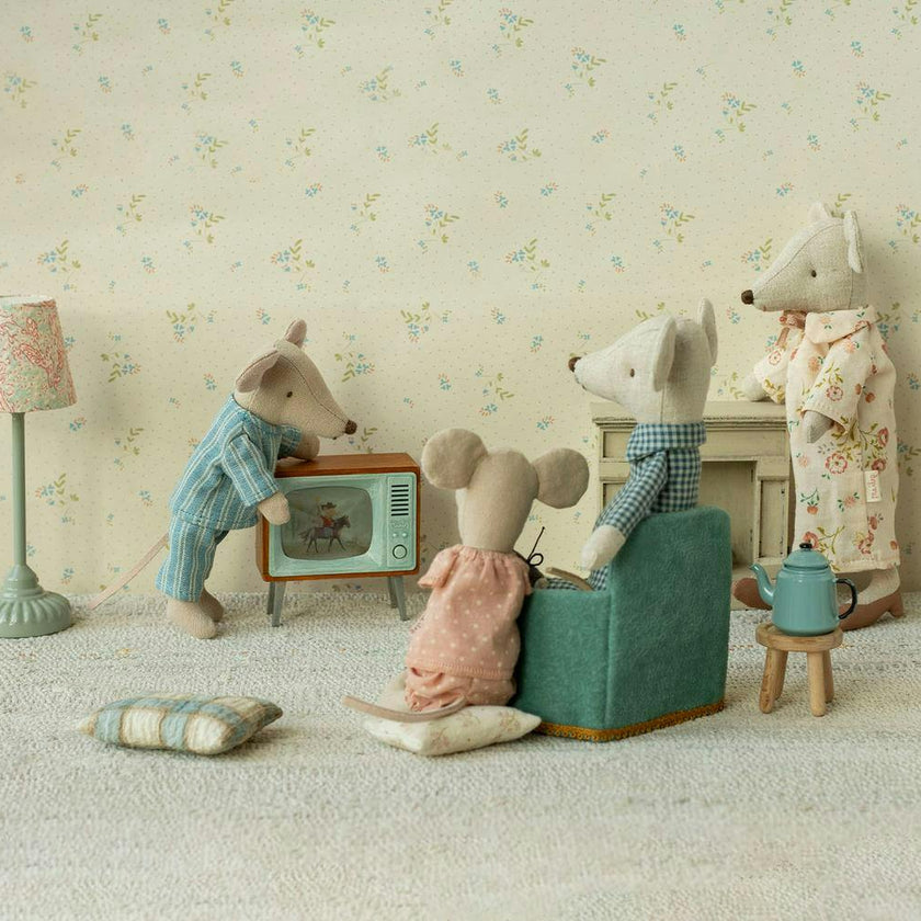Grandma and grandpa mice in cigarbox