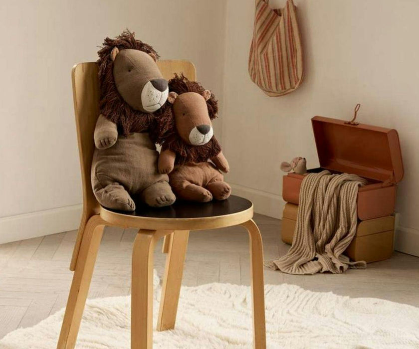 Lion, Medium