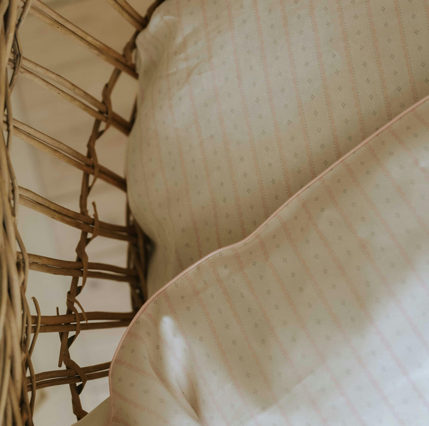 Petal Scallops Crib Sheet