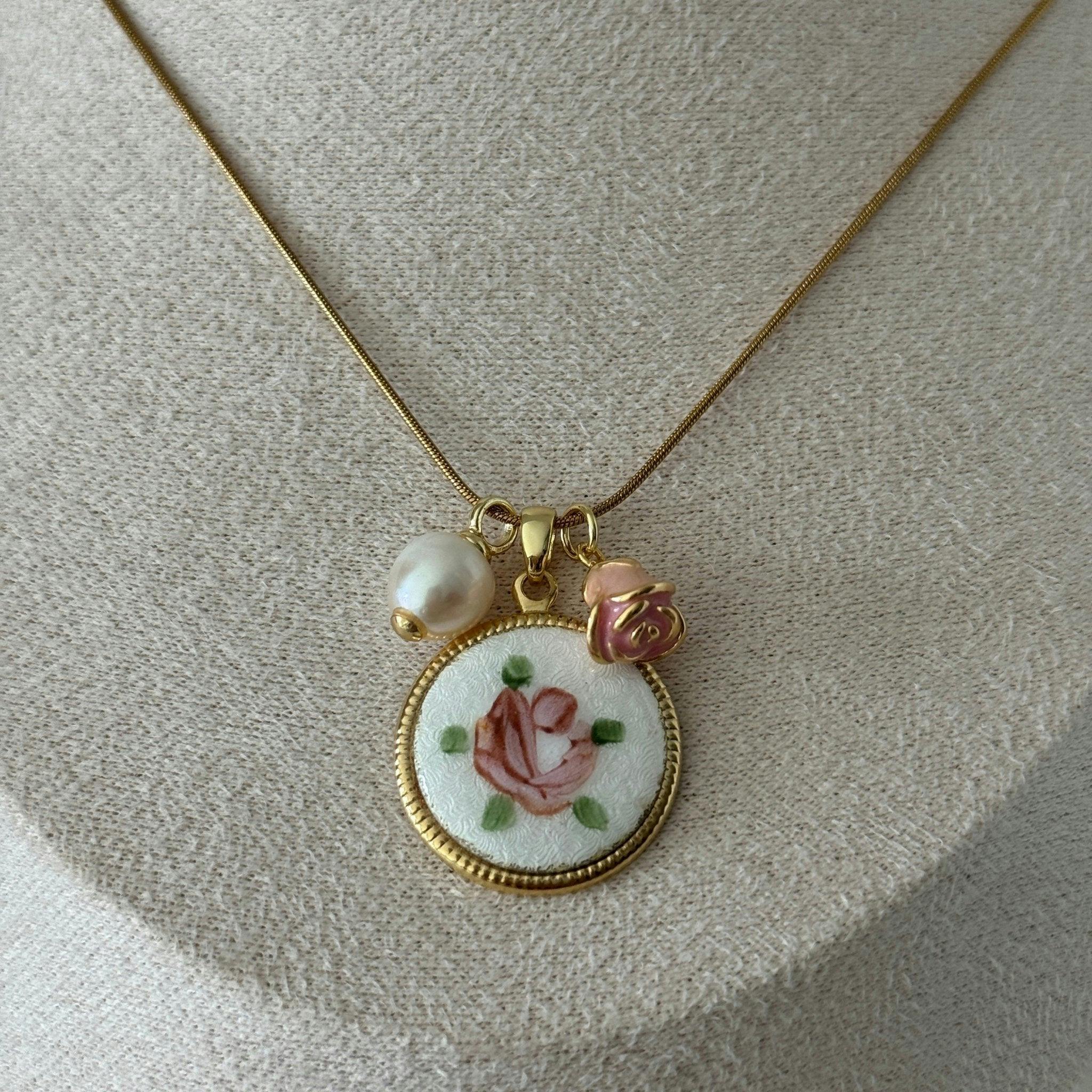 Elisa Pendant Necklace