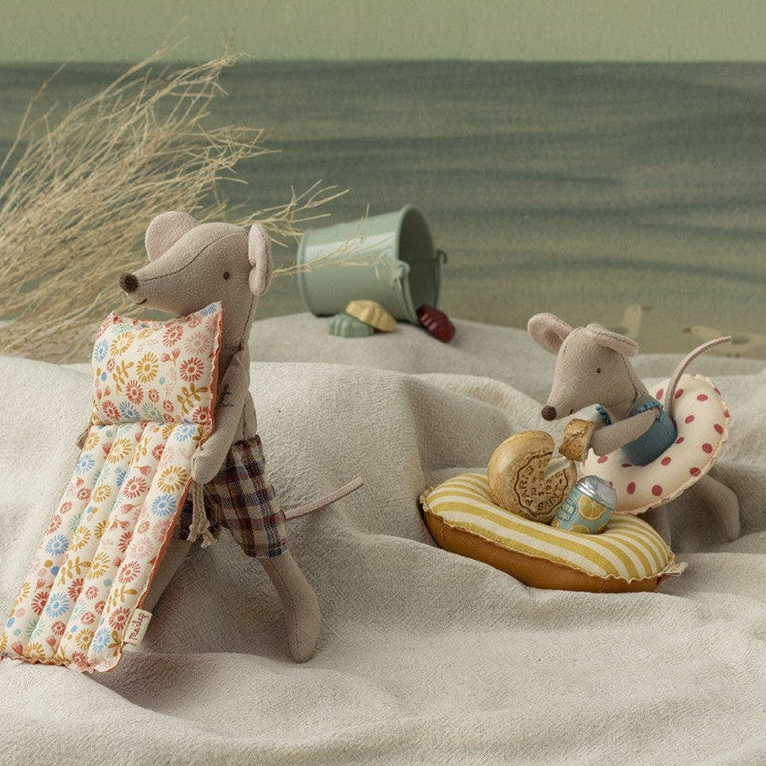 Beach mouse with air mattress, Dad - Flower