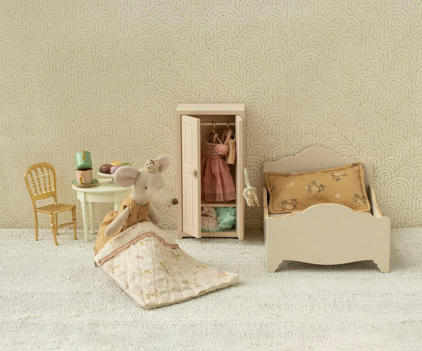 Gold Chair, Mouse