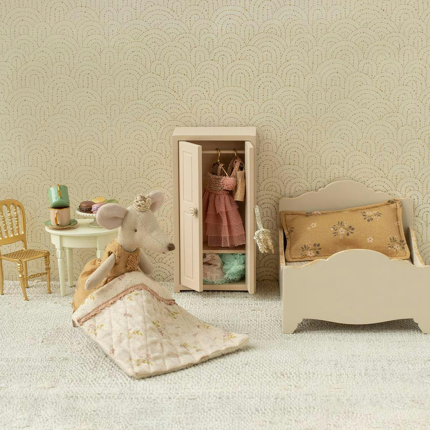 Gold Chair, Mouse