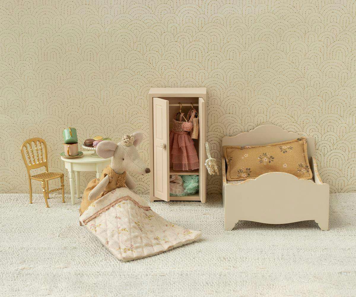 Gold Chair, Mouse