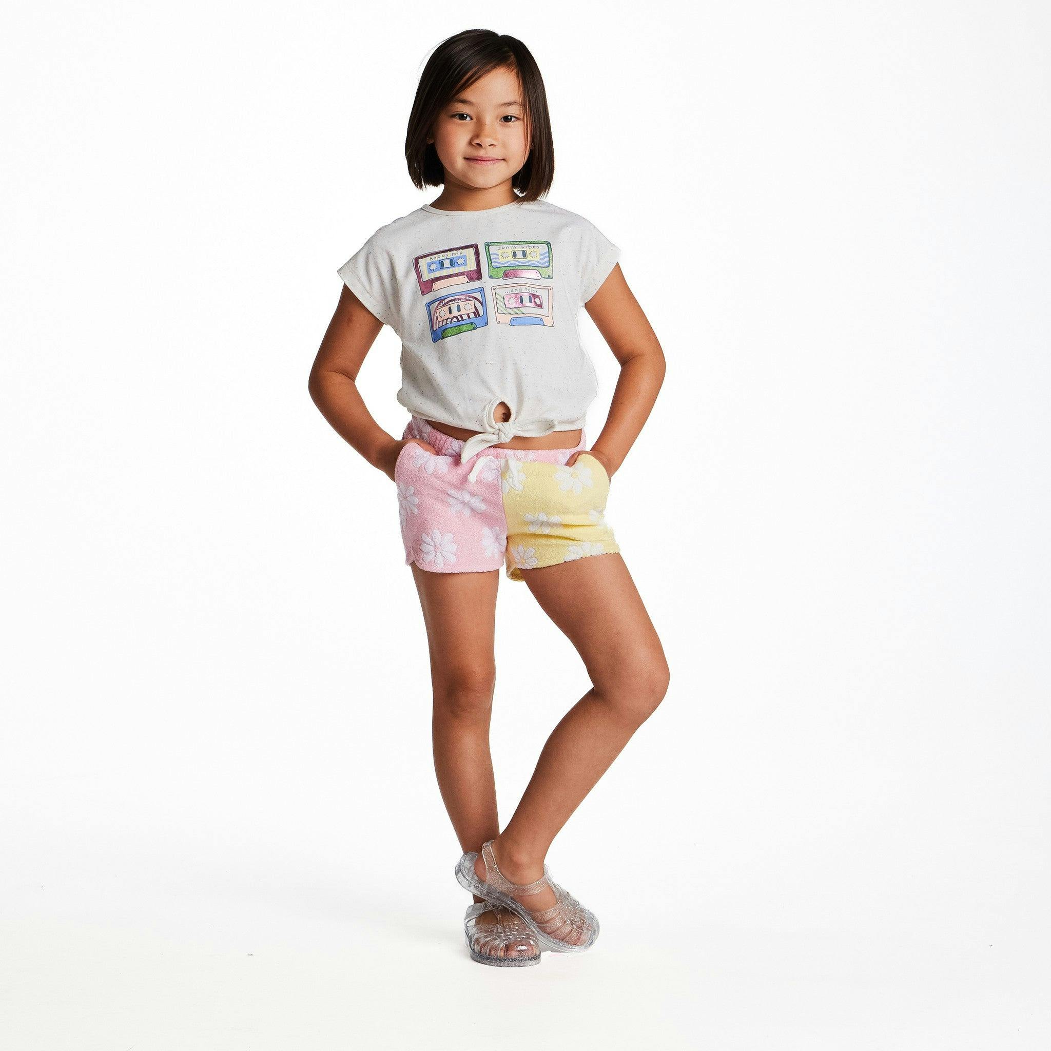 Girls Graphic Tee w. Embroidery & Glitter | White Cassette