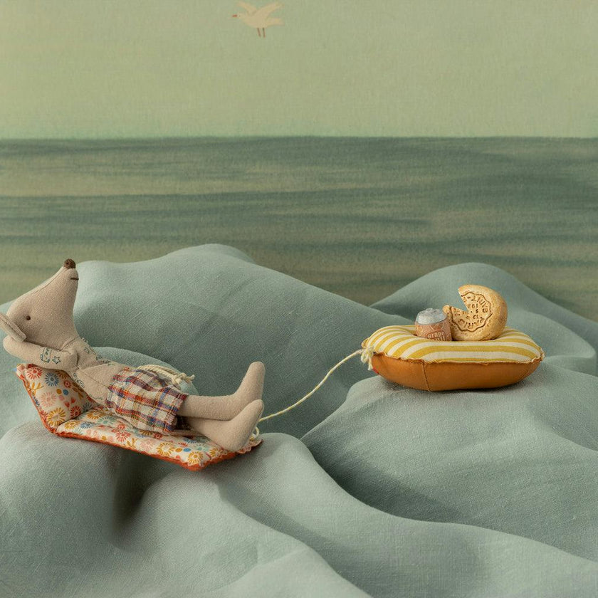Beach mouse with air mattress, Dad - Flower
